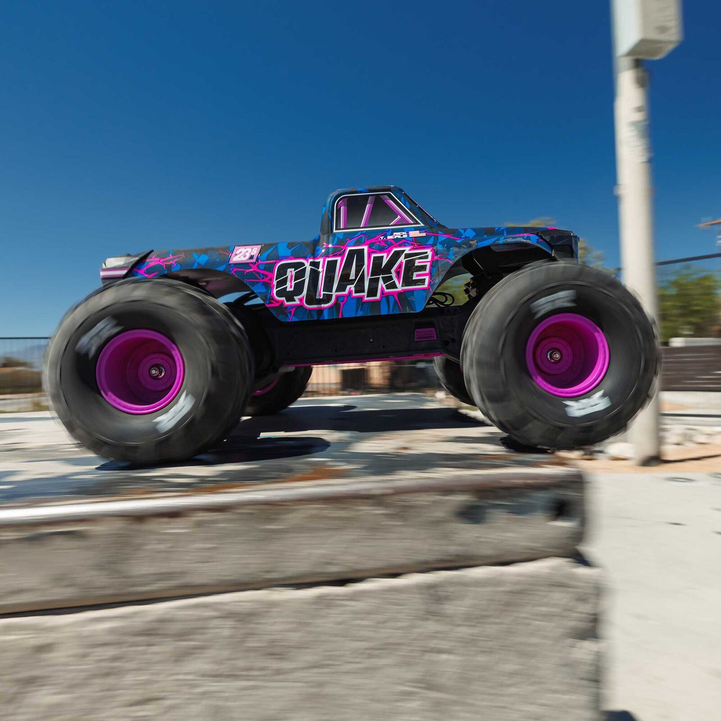 1/10 QUAKE 223S 2WD RTR Brushless Monster Truck, Green