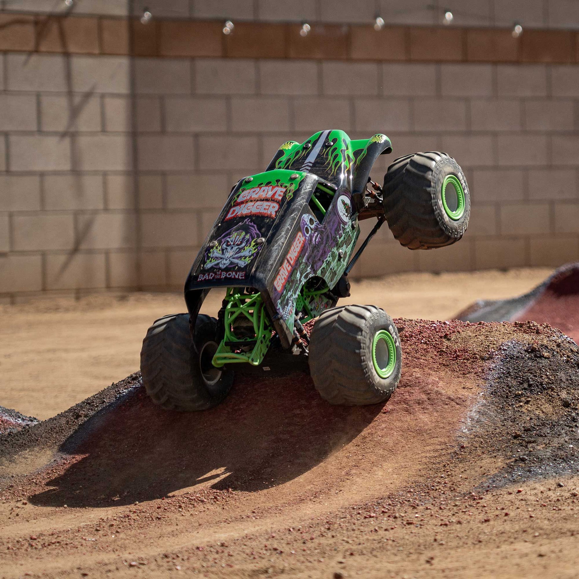 LMT 2.0: 4wd Solid Axle Monster Truck RTR - Grave Digger - Xtreme RC