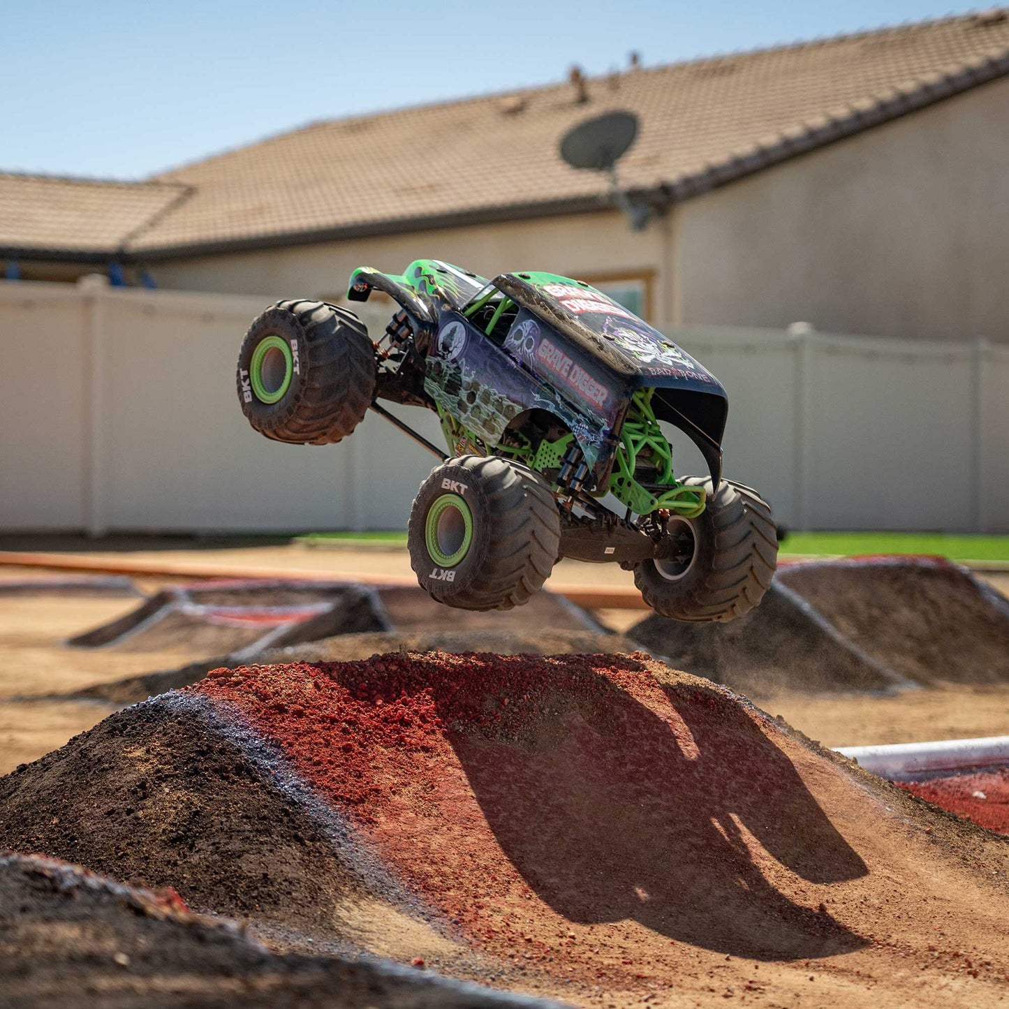 LMT 2.0: 4wd Solid Axle Monster Truck RTR - Grave Digger - Xtreme RC