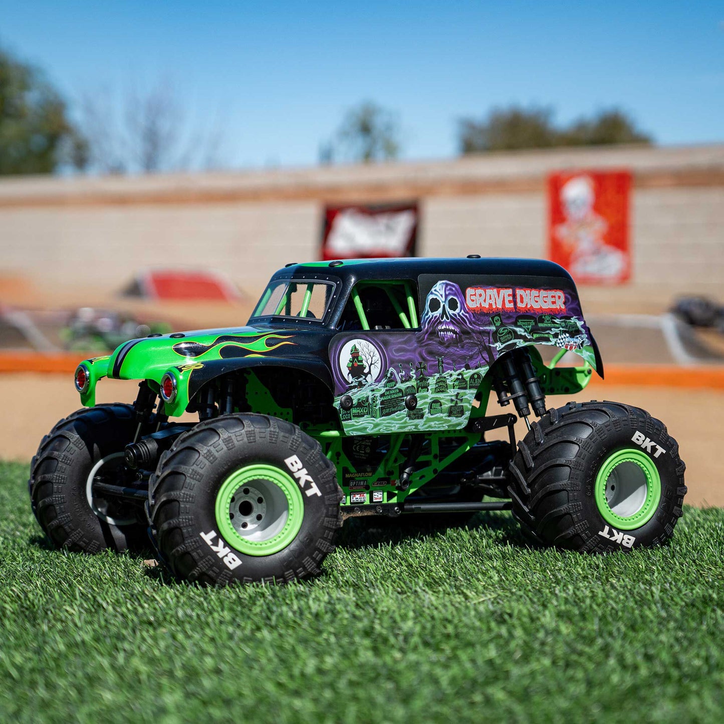 LMT 2.0: 4wd Solid Axle Monster Truck RTR - Grave Digger - Xtreme RC