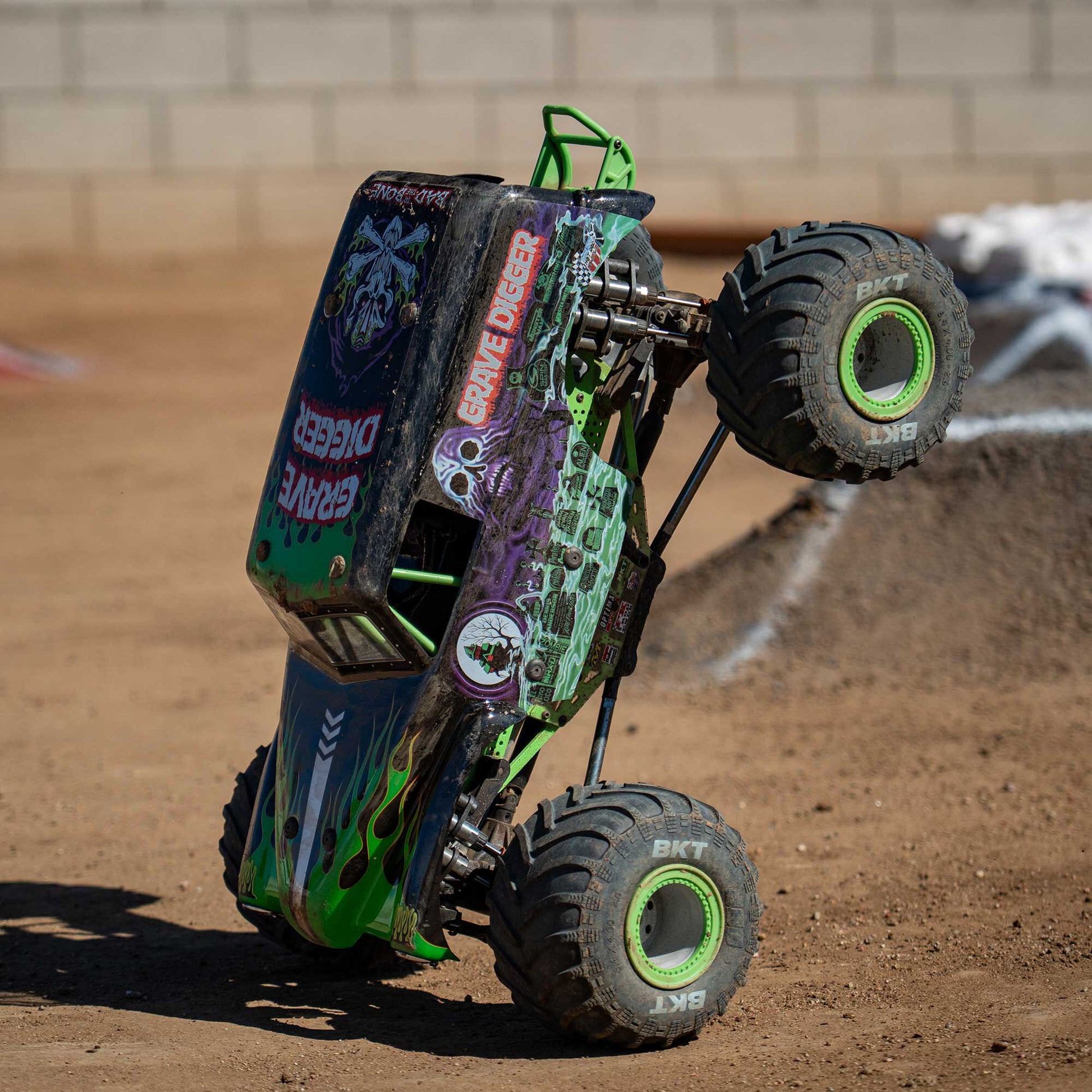 LMT 2.0: 4wd Solid Axle Monster Truck RTR - Grave Digger - Xtreme RC