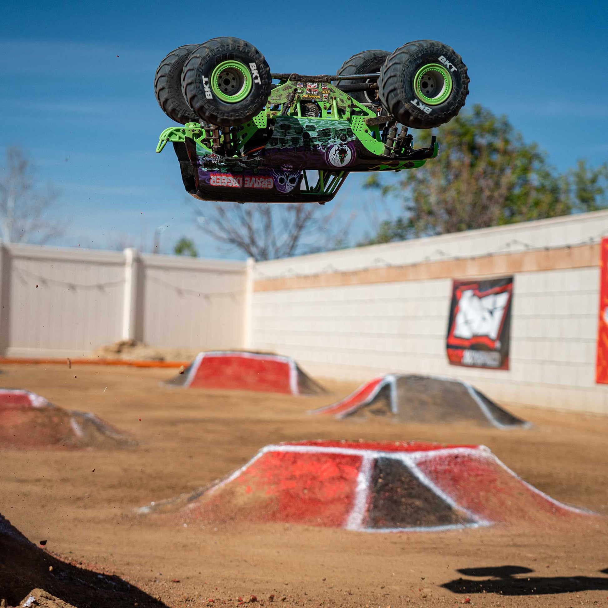 LMT 2.0: 4wd Solid Axle Monster Truck RTR - Grave Digger - Xtreme RC