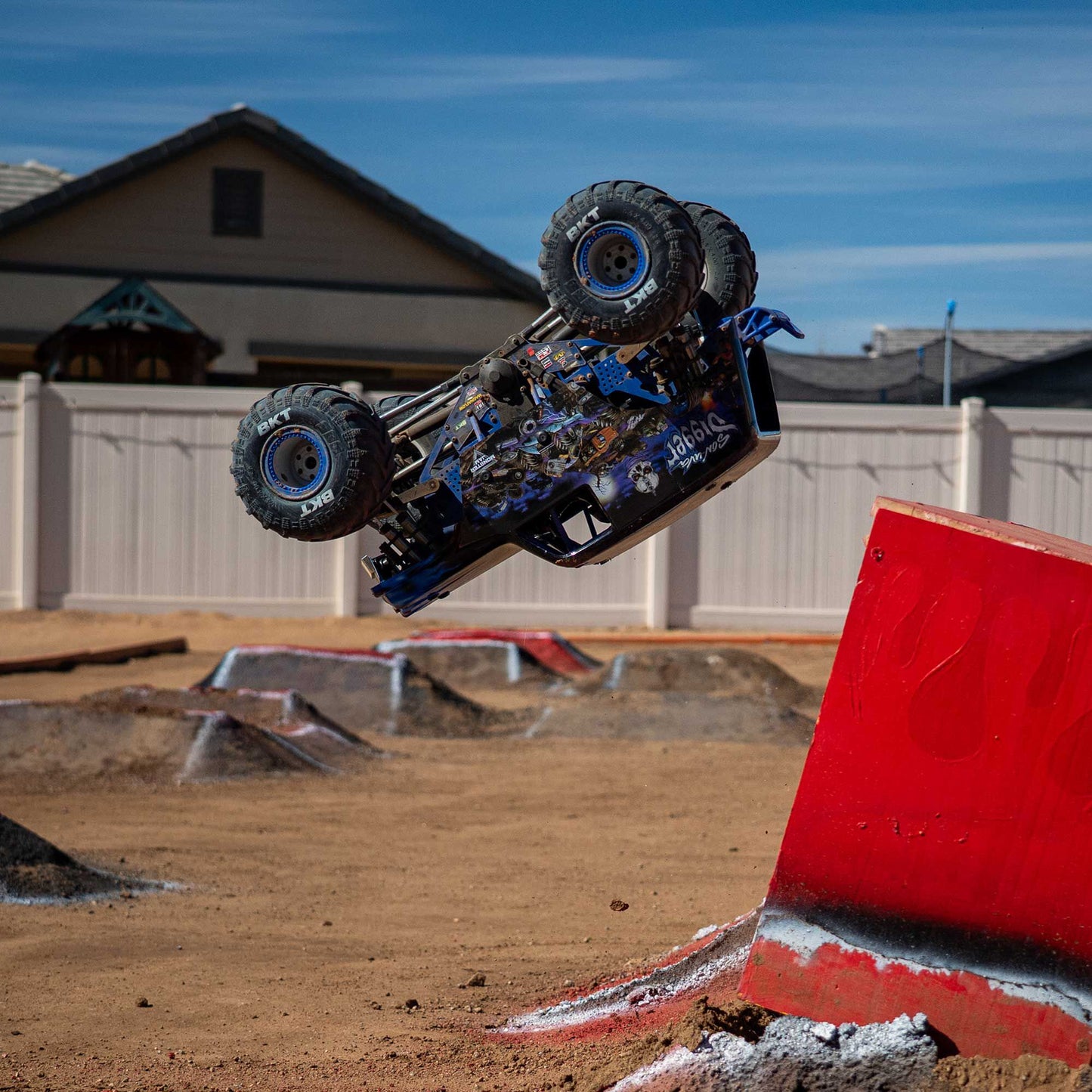 LMT 2.0: 4wd Solid Axle Monster Truck RTR - Son-Uva Digger - Xtreme RC