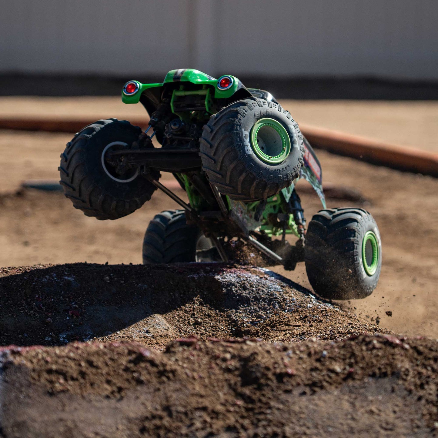 LMT 2.0: 4wd Solid Axle Monster Truck RTR - Grave Digger - Xtreme RC
