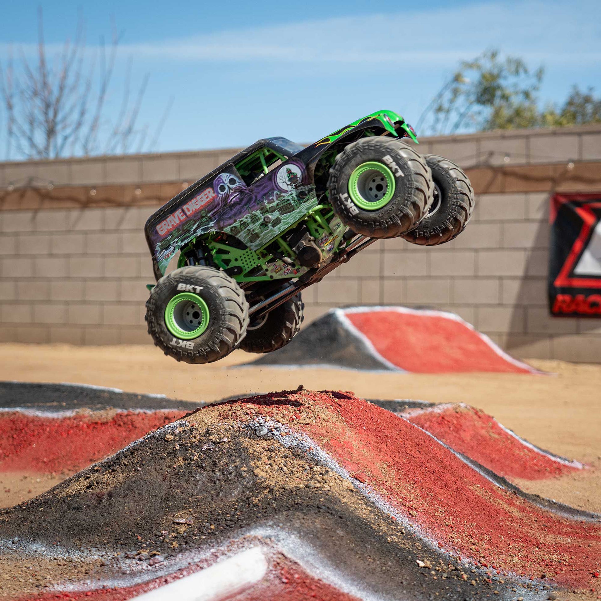 LMT 2.0: 4wd Solid Axle Monster Truck RTR - Grave Digger - Xtreme RC