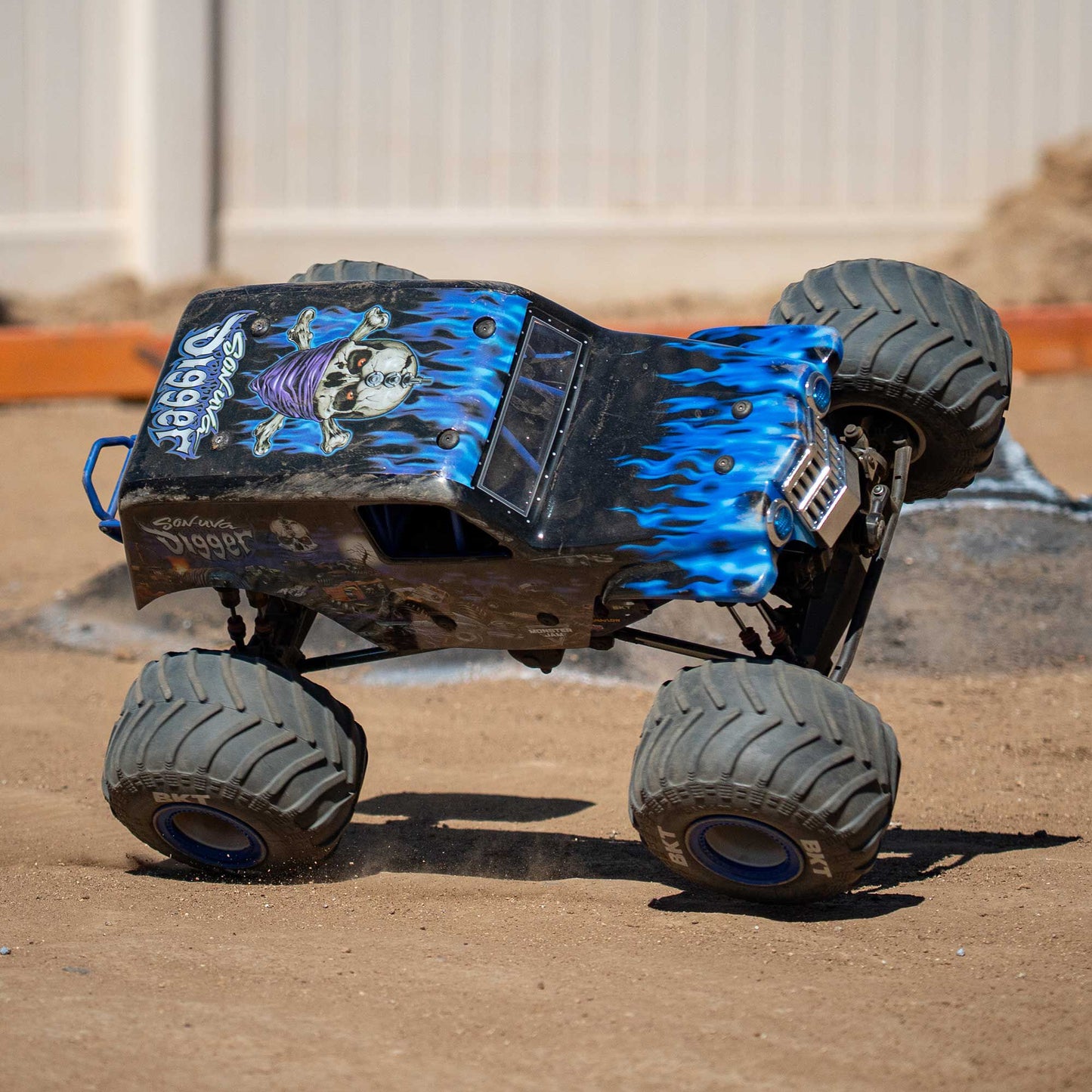 LMT 2.0: 4wd Solid Axle Monster Truck RTR - Son-Uva Digger - Xtreme RC
