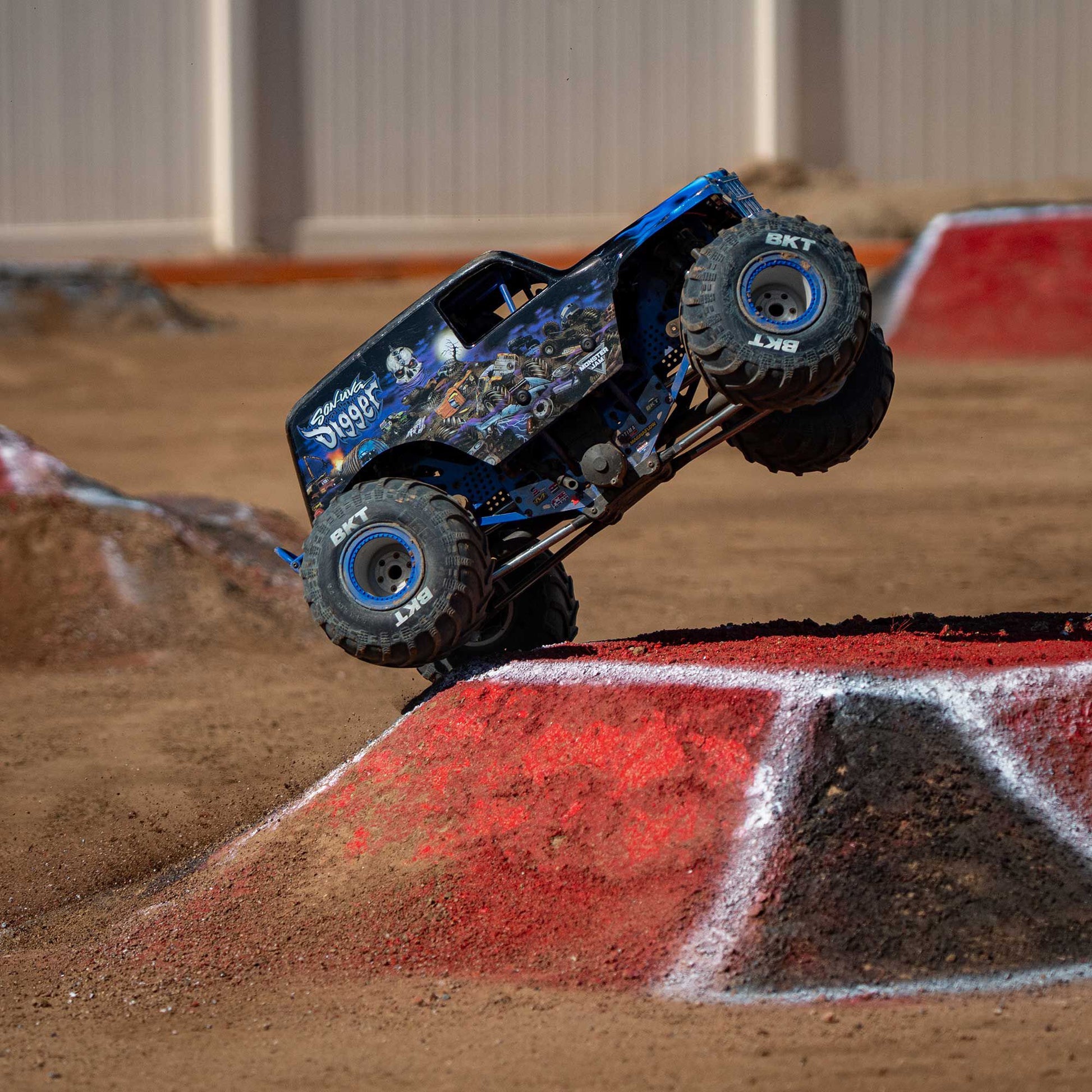 LMT 2.0: 4wd Solid Axle Monster Truck RTR - Son-Uva Digger - Xtreme RC